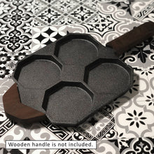 Load image into Gallery viewer, Mommy's Pot 23cm Cast-Iron Traditional Egg Pan Non-Stick Pre-Seasoned