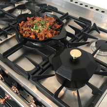 Load image into Gallery viewer, Mommy's Pot 21cm Cast-Iron Traditional Pot Non-Stick Pre-Seasoned